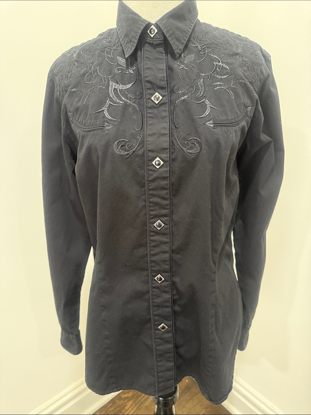 Women’s Roper Black Embroidered Tone-on-tone Western Cotton Shirt Large